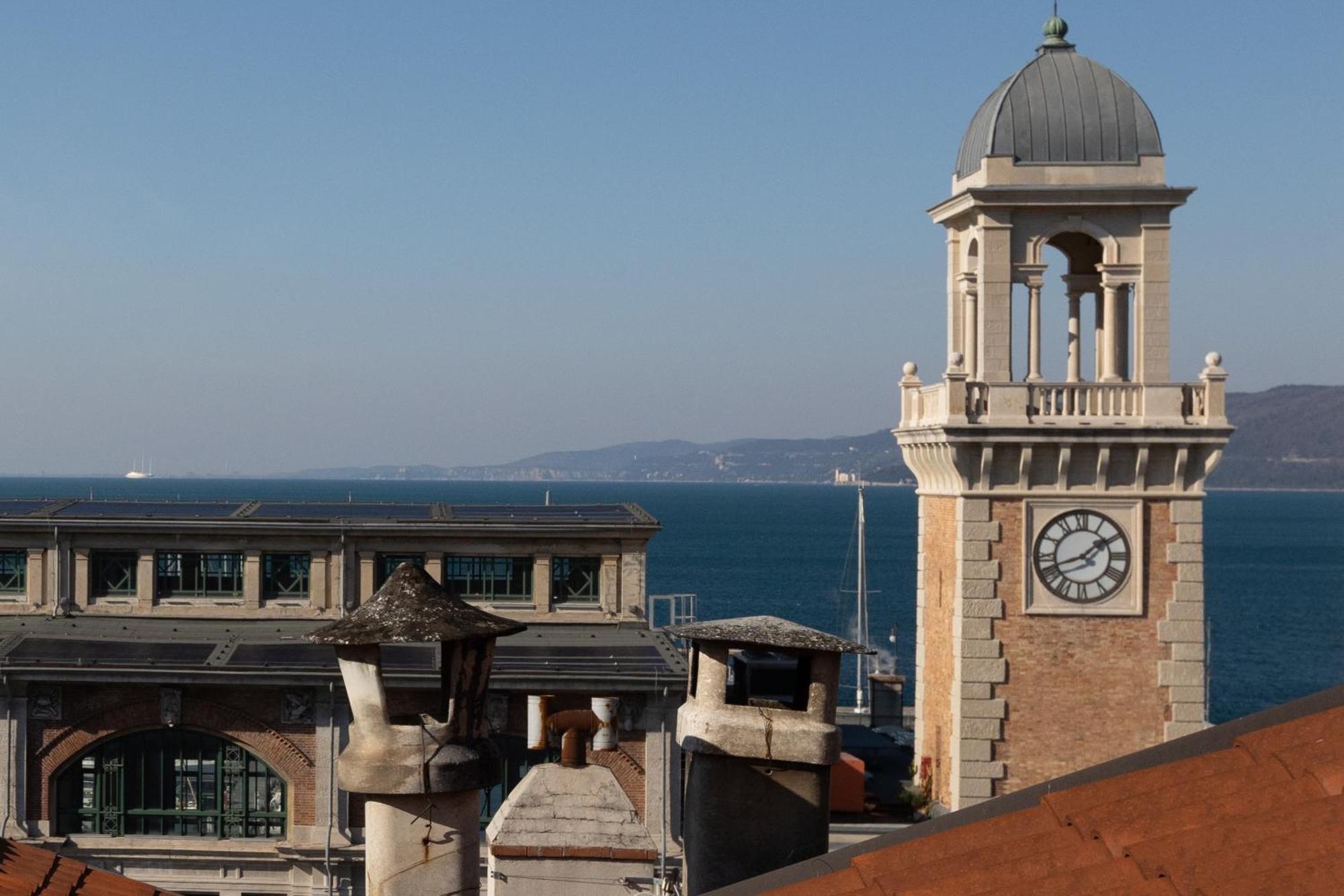 Апартаменты Mansarda Piazza Venezia Триест Экстерьер фото